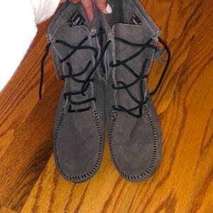 Womens Minnetonka fringe Bootie in Grey. Size 8. Used.